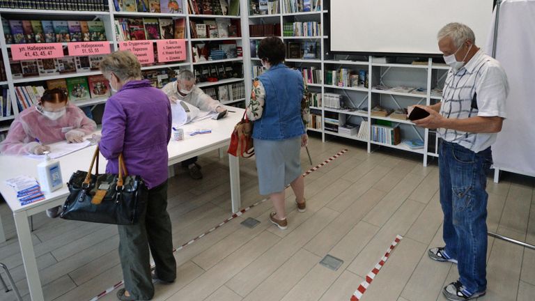 Избиратели на избирательном участке №79 в городской библиотеке имени В. Г. Распутина города Дивногорска Красноярского края, где проходит голосование по внесению поправок в Конституцию РФ