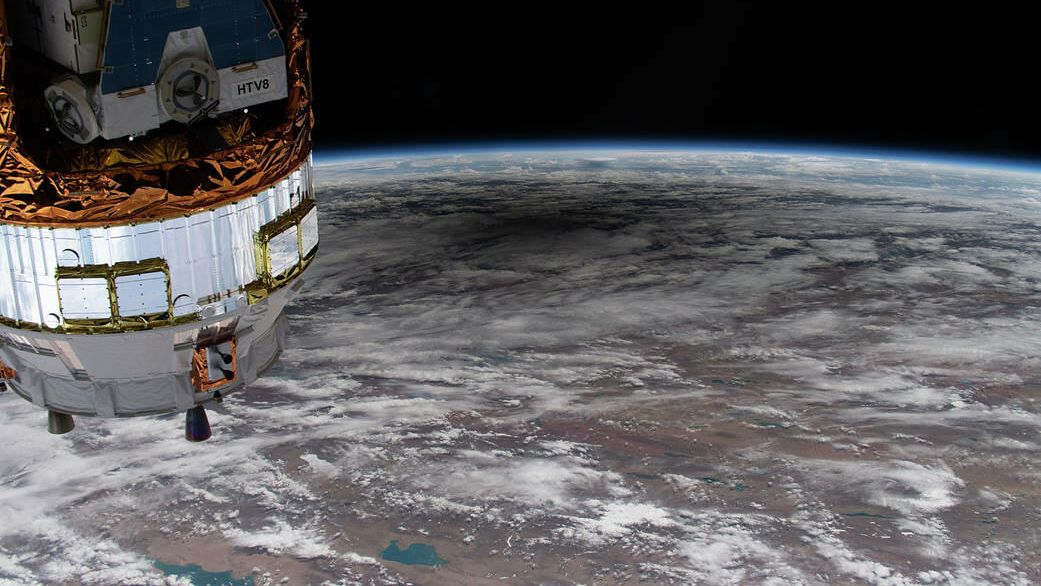 Тень на земной поверхности от кольцевого солнечного затмения с борта Международной космической станции Тень на земной поверхности от кольцевого солнечного затмения с борта Международной космической станции - РИА Новости, 1920, 12.10.2020