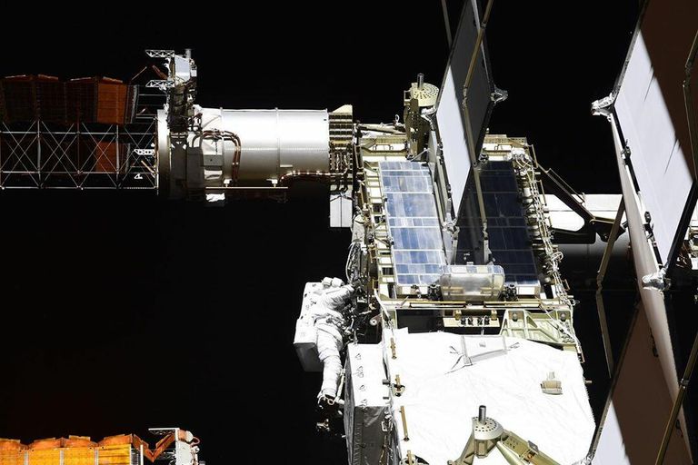 Выход в открытый космос астронавтов NASA Криса Кэссиди и Роберта Бенкена Выход в открытый космос астронавтов NASA Криса Кэссиди и Роберта Бенкена