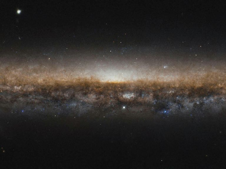 Галактика NGC 5907 снятая космическим телескопом Хаббл Галактика NGC 5907 снятая космическим телескопом Хаббл