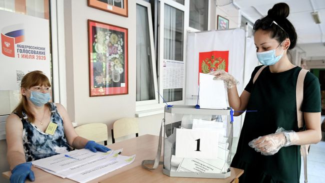 Девушка принимает участие в голосовании по внесению поправок в Конституцию РФ