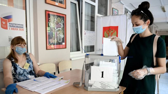 Девушка принимает участие в голосовании по внесению поправок в Конституцию РФ на одном из избирательных участков в Сочи Девушка принимает участие в голосовании по внесению поправок в Конституцию РФ на одном из избирательных участков в Сочи