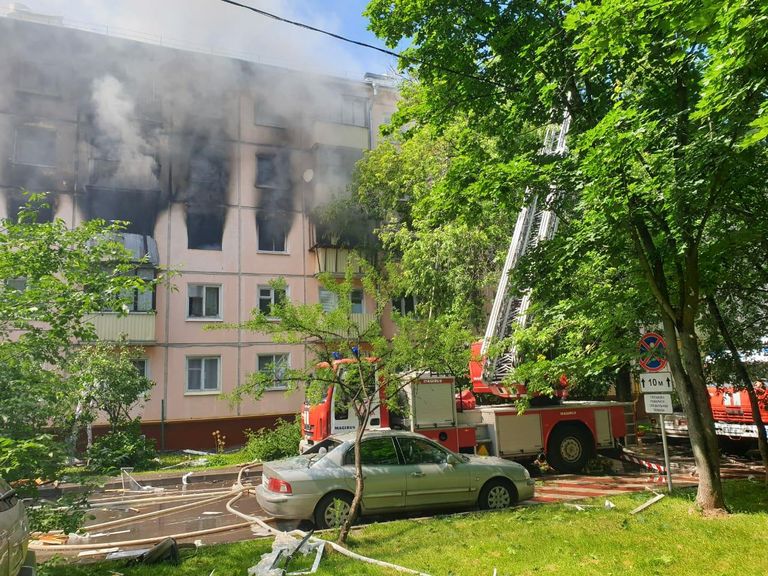 На месте пожара на улице Проходчиков в Москве