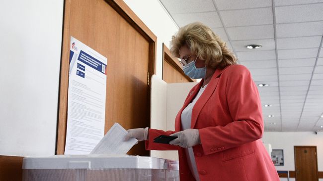 Татьяна Москалькова голосует по вопросу внесения поправок в Конституцию РФ на избирательном участке в Москве Татьяна Москалькова голосует по вопросу внесения поправок в Конституцию РФ на избирательном участке в Москве