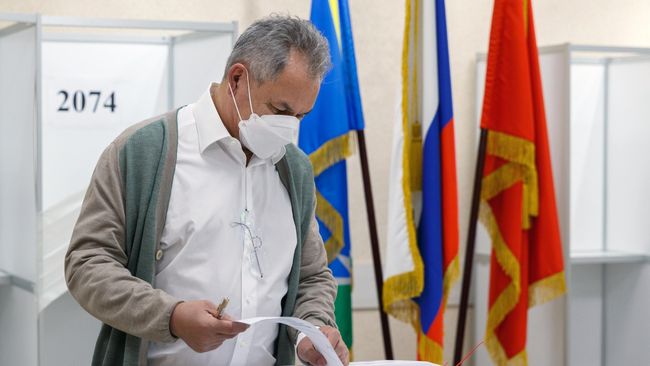 Министр обороны РФ Сергей Шойгу принимает участие в голосовании по поправкам в Конституцию РФ Министр обороны РФ Сергей Шойгу принимает участие в голосовании по поправкам в Конституцию РФ