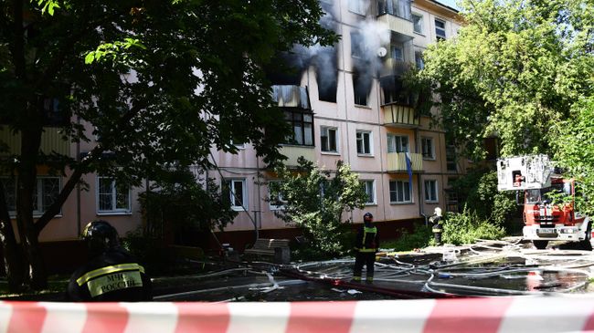 Сотрудники противопожарной службы у жилого дома на северо-востоке Москвы, где произошел хлопок газа Сотрудники противопожарной службы у жилого дома на северо-востоке Москвы, где произошел хлопок газа