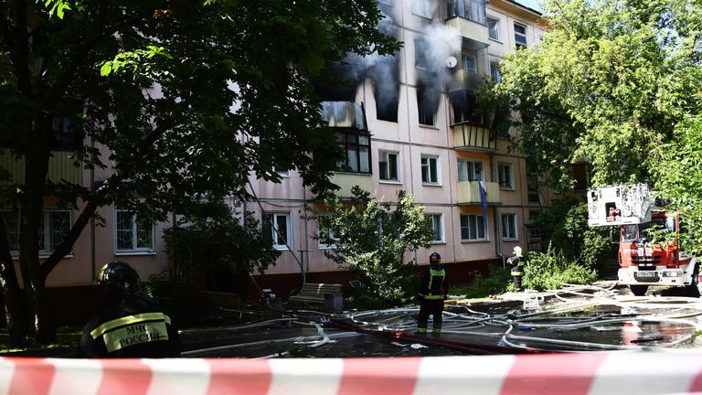 Сотрудники противопожарной службы у жилого дома на северо-востоке Москвы, где произошел хлопок газа Сотрудники противопожарной службы у жилого дома на северо-востоке Москвы, где произошел хлопок газа