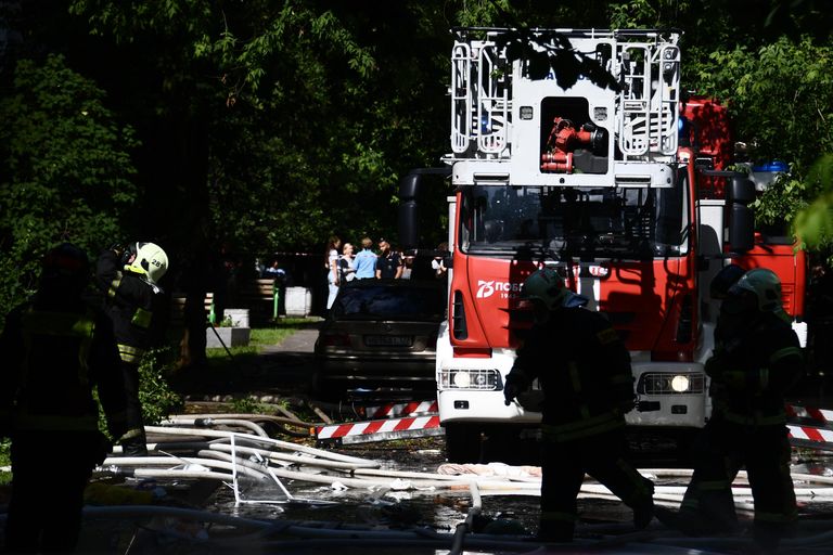 Сотрудники противопожарной службы у жилого дома на северо-востоке Москвы, где произошел хлопок газа