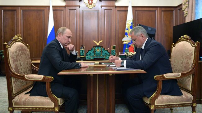 Встреча Владимира Путина с Министром обороны Сергеем Шойгу. Глава Минобороны доложил Верховному Главнокомандующему о пожаре на научно-исследовательском глубоководном аппарате Северного флота в Баренцевом море, в результате которого погибли 14 моряков-подводников Встреча Владимира Путина с Министром обороны Сергеем Шойгу. Глава Минобороны доложил Верховному Главнокомандующему о пожаре на научно-исследовательском глубоководном аппарате Северного флота в Баренцевом море, в результате которого погибли 14 моряков-подводников