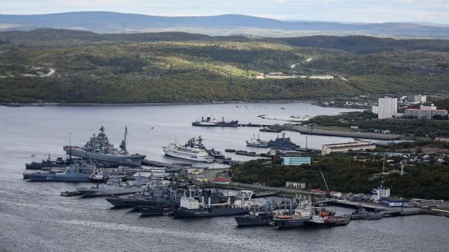 Причал базы Северного флота РФ в городе Североморск Мурманской области Причал базы Северного флота РФ в городе Североморск Мурманской области