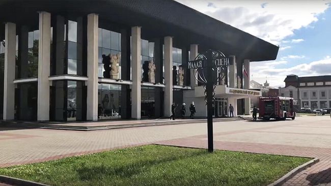 Сотрудники МЧС у здания драмтеатра во Владимире Сотрудники МЧС у здания драмтеатра во Владимире