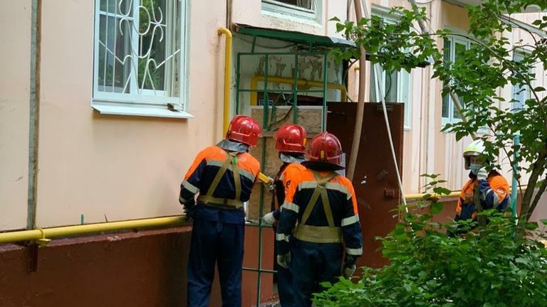 Сотрудники Мосгаза на месте пожара на Проходческой улице на северо-востоке Москвы