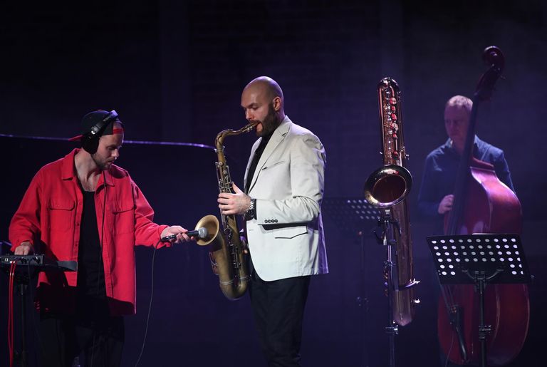 Джазовый музыкант, основатель оркестра SG BIG BAND Сергей Головня и актер Мастерской театральных ремёсел Андрея Щукина Филипп Лебедев выступают на вечере Шоу саксофонов - от баса до сакселло Джазовый музыкант, основатель оркестра SG BIG BAND Сергей Головня и актер Мастерской театральных ремёсел Андрея Щукина Филипп Лебедев выступают на вечере Шоу саксофонов - от баса до сакселло