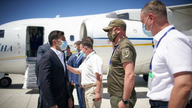 Президент Украины Владимир Зеленский в аэропорту Херсона. 26 июня 2020 года Президент Украины Владимир Зеленский в аэропорту Херсона. 26 июня 2020 года