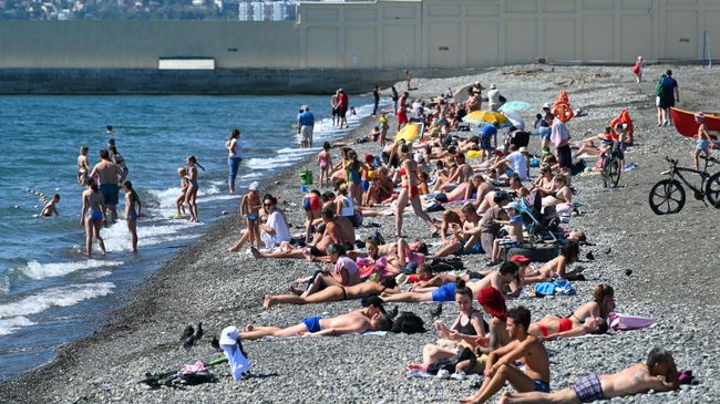 Отдыхающие на пляже Ривьера в Центральном районе города Сочи Отдыхающие на пляже Ривьера в Центральном районе города Сочи