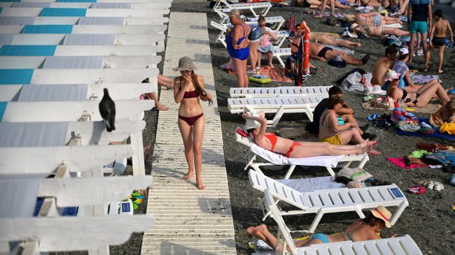 Отдыхающие на пляже Цирк в Сочи Отдыхающие на пляже Цирк в Сочи
