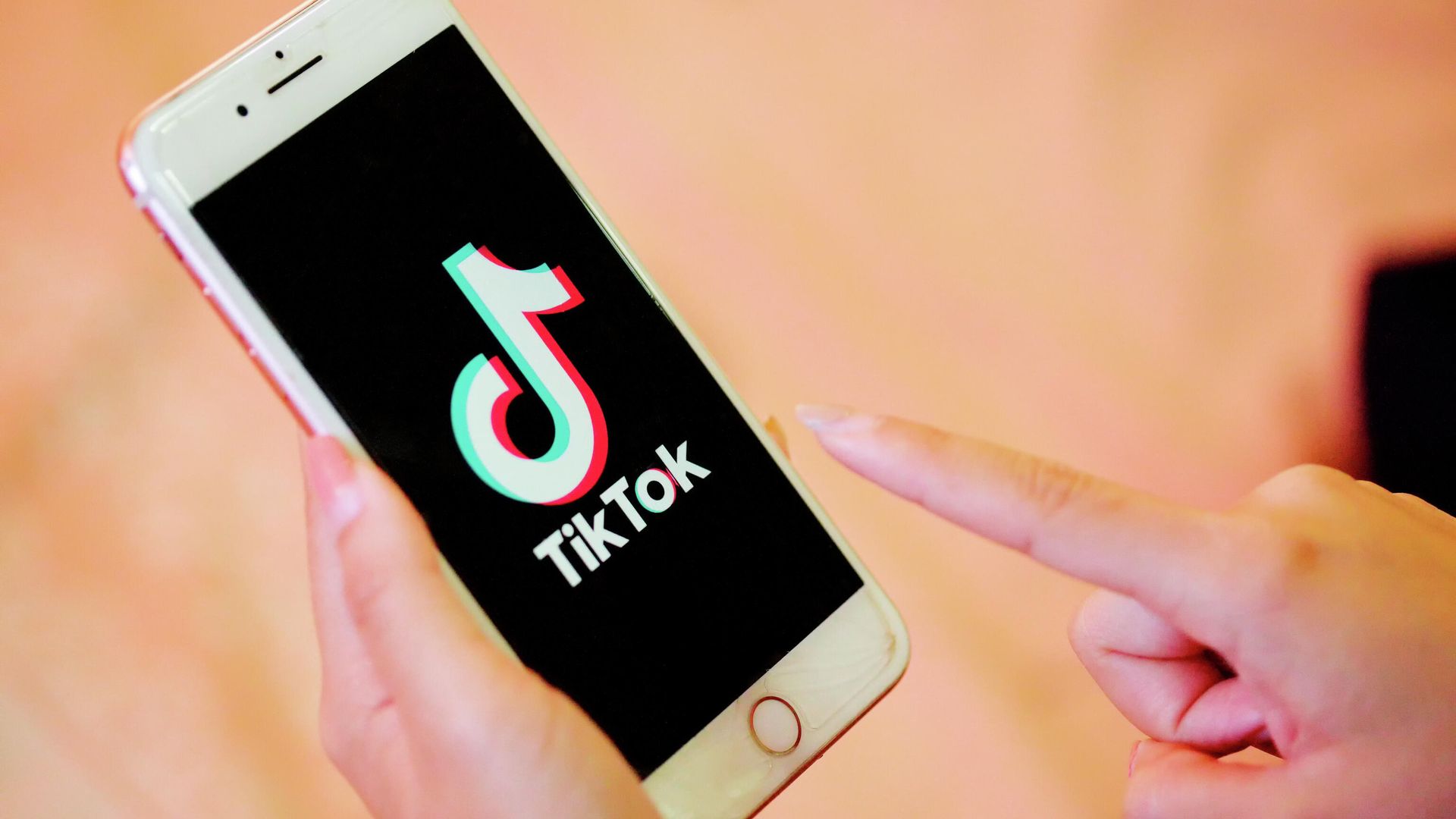 Телефон с приложением Tik Tok Телефон с приложением Tik Tok - РИА Новости, 1920, 28.01.2021