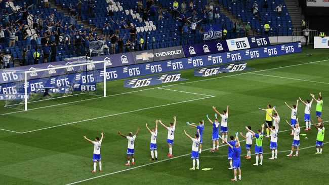 Игроки Динамо приветствуют болельщиков