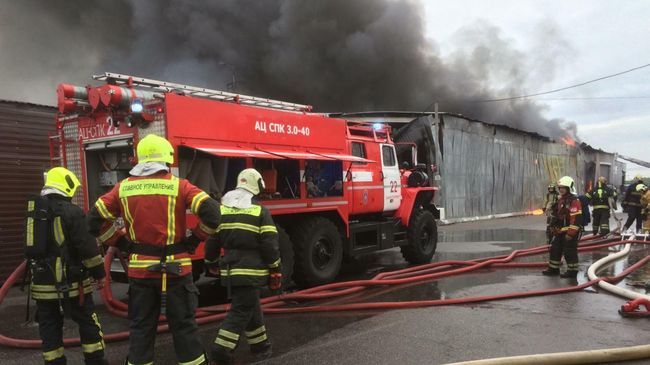 Сотрудники МЧС во время ликвидации пожара на складе в Красногвардейском районе Санкт-Петербурга Сотрудники МЧС во время ликвидации пожара на складе в Красногвардейском районе Санкт-Петербурга