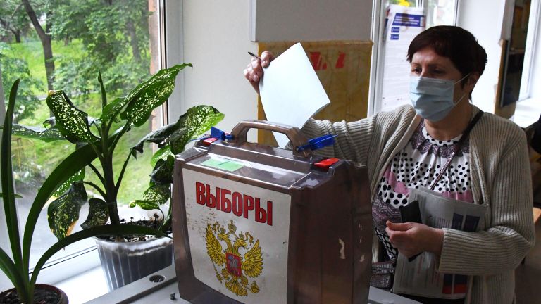 Женщина голосует по вопросу внесения поправок в Конституцию РФ на избирательном участке во Владивостоке Женщина голосует по вопросу внесения поправок в Конституцию РФ на избирательном участке во Владивостоке
