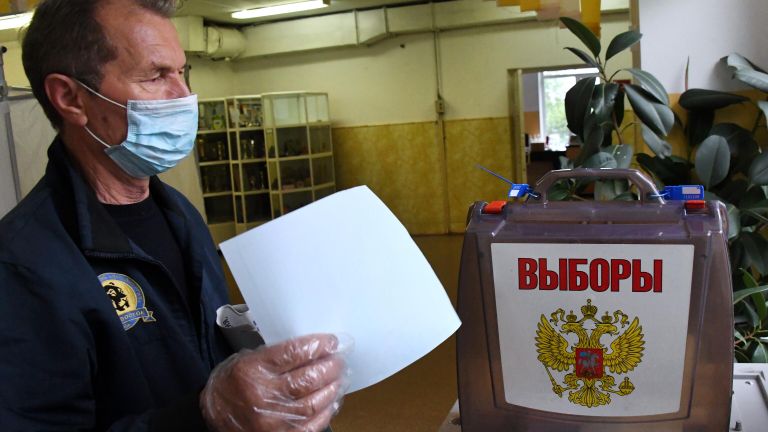 Мужчина голосует по вопросу внесения поправок в Конституцию РФ на избирательном участке во Владивостоке Мужчина голосует по вопросу внесения поправок в Конституцию РФ на избирательном участке во Владивостоке