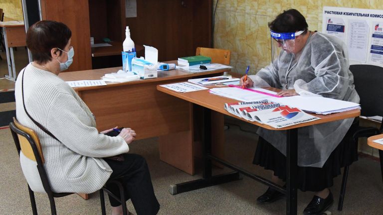 Женщина на избирательном участке по вопросу внесения поправок в Конституцию РФ во Владивостоке Женщина на избирательном участке по вопросу внесения поправок в Конституцию РФ во Владивостоке