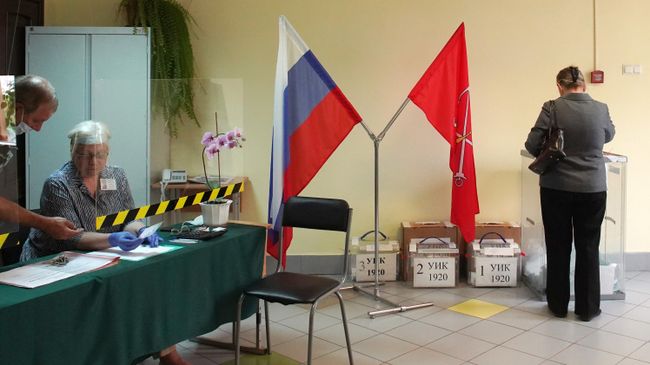 Женщина голосует по вопросу внесения поправок в Конституцию РФ на избирательном участке №1920 в Санкт-Петербурге