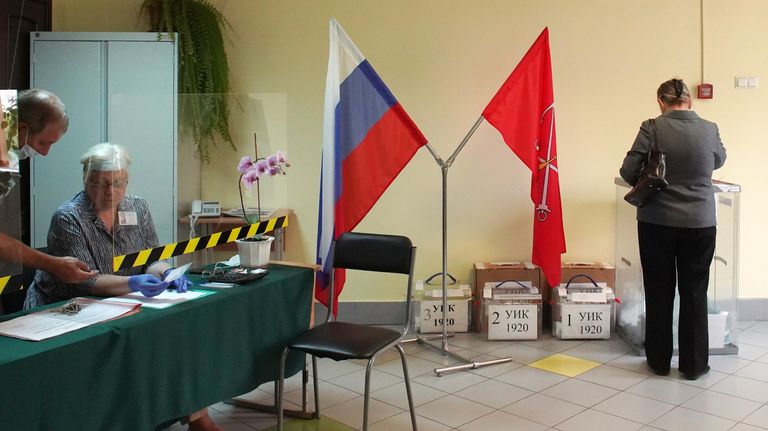 Женщина голосует по вопросу внесения поправок в Конституцию РФ на избирательном участке №1920 в Санкт-Петербурге Женщина голосует по вопросу внесения поправок в Конституцию РФ на избирательном участке №1920 в Санкт-Петербурге