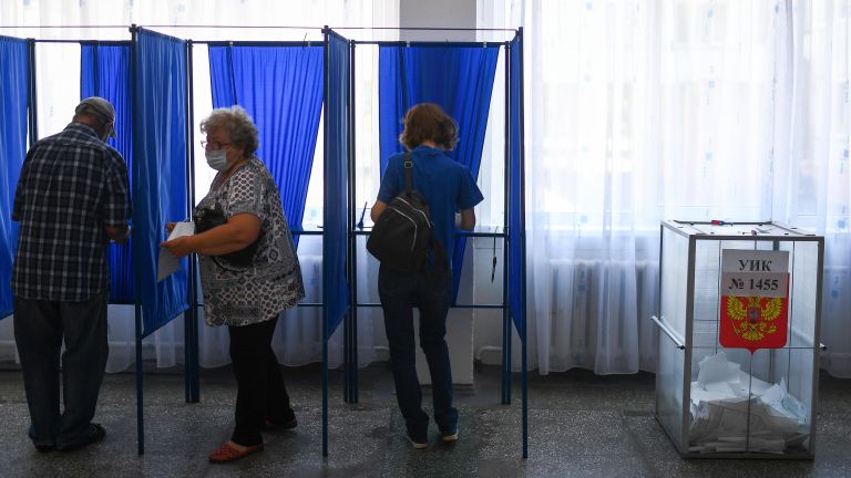 Избиратели на избирательном участке в Новосибирске, где проходит голосование по вопросу внесения поправок в Конституцию РФ Избиратели на избирательном участке в Новосибирске, где проходит голосование по вопросу внесения поправок в Конституцию РФ