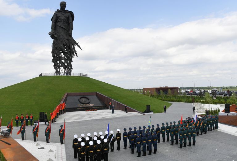 Президент РФ Владимир Путин выступает на церемонии открытия Ржевского мемориала Советскому солдату Президент РФ Владимир Путин выступает на церемонии открытия Ржевского мемориала Советскому солдату