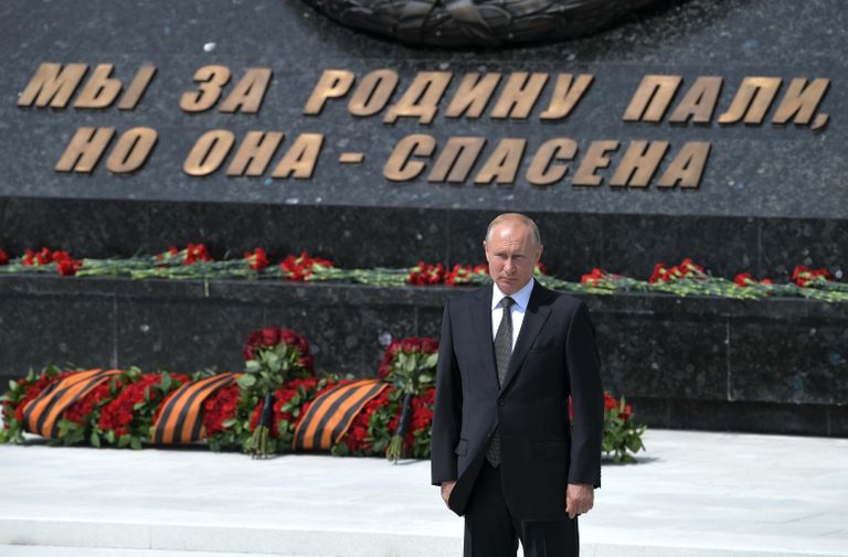 Президент РФ Владимир Путин во время церемонии возложения цветов к Ржевскому мемориалу Советскому солдату Президент РФ Владимир Путин во время церемонии возложения цветов к Ржевскому мемориалу Советскому солдату