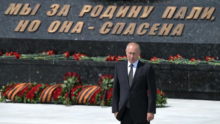 Президент РФ Владимир Путин во время церемонии возложения цветов к Ржевскому мемориалу Советскому солдату Президент РФ Владимир Путин во время церемонии возложения цветов к Ржевскому мемориалу Советскому солдату