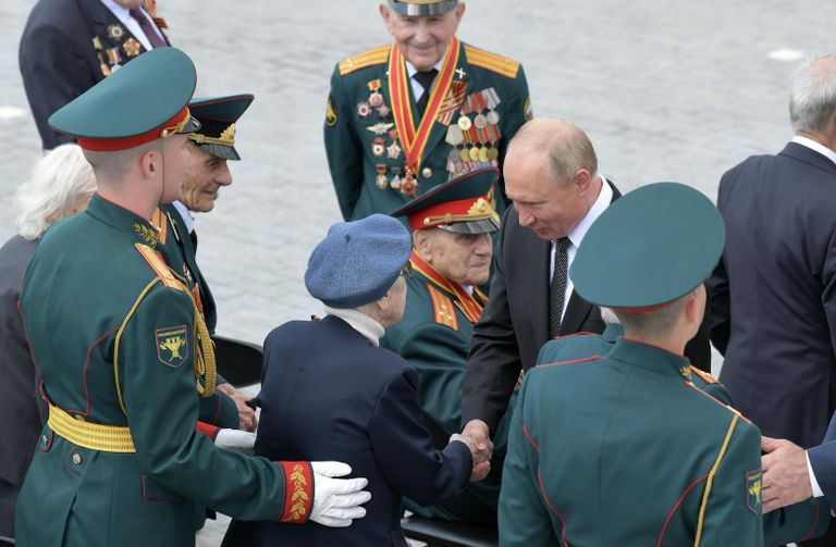 Президент РФ Владимир Путин приветствует ветеранов Великой Отечественной войны на церемонии открытия Ржевского мемориала Президент РФ Владимир Путин приветствует ветеранов Великой Отечественной войны на церемонии открытия Ржевского мемориала
