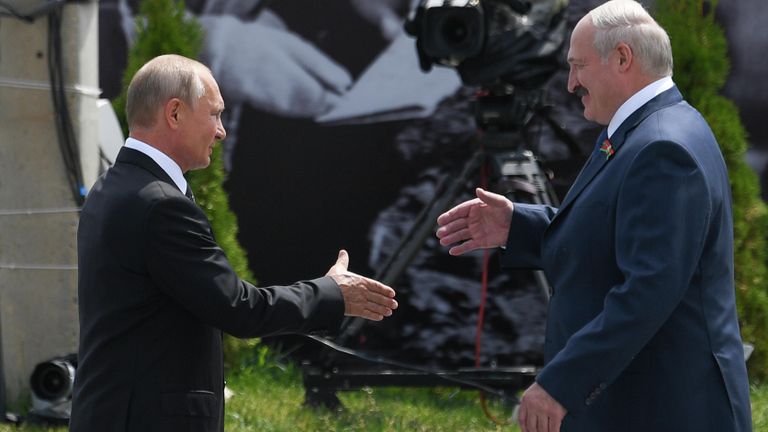 Президент РФ Владимир Путин и президент Белоруссии Александр Лукашенко на церемонии открытия Ржевского мемориала Президент РФ Владимир Путин и президент Белоруссии Александр Лукашенко на церемонии открытия Ржевского мемориала