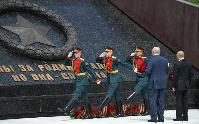 Президент РФ Владимир Путин и президент Белоруссии Александр Лукашенко во время церемонии возложения венка к Ржевскому мемориалу Президент РФ Владимир Путин и президент Белоруссии Александр Лукашенко во время церемонии возложения венка к Ржевскому мемориалу