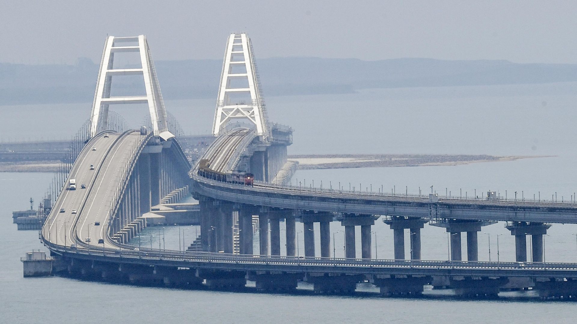 Запуск движения грузовых поездов по Крымскому мосту Запуск движения грузовых поездов по Крымскому мосту - РИА Новости, 1920, 02.07.2021