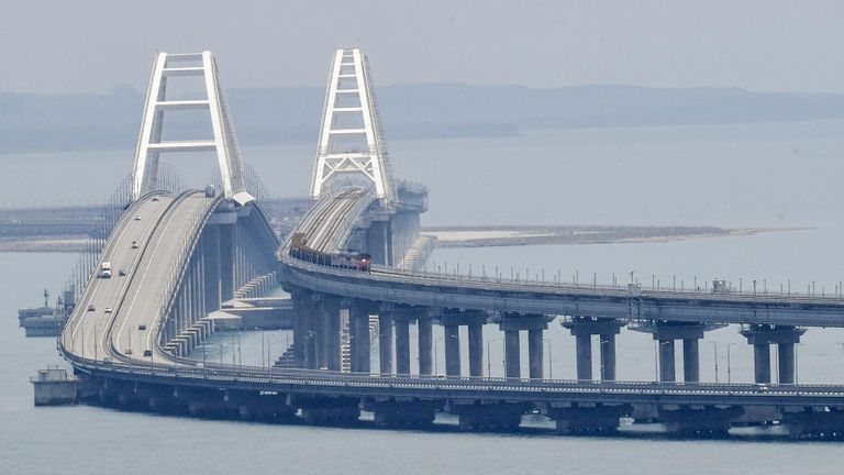 Запуск движения грузовых поездов по Крымскому мосту