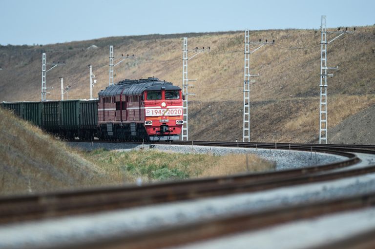 Грузовой состав на подъезде к Крымскому мосту Грузовой состав на подъезде к Крымскому мосту