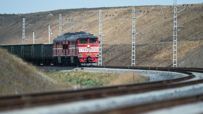 Грузовой состав на подъезде к Крымскому мосту