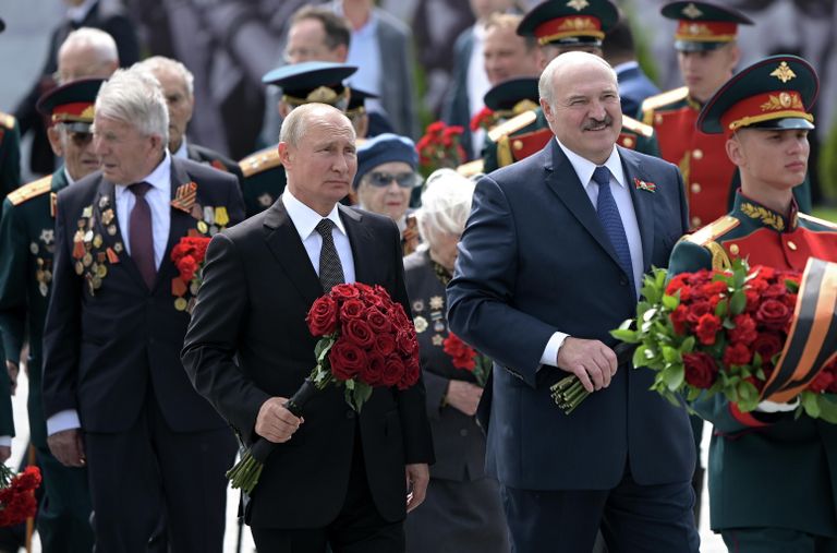 Президент РФ Владимир Путин и президент Белоруссии Александр Лукашенко во время церемонии возложения венка к Ржевскому мемориалу Советскому солдату Президент РФ Владимир Путин и президент Белоруссии Александр Лукашенко во время церемонии возложения венка к Ржевскому мемориалу Советскому солдату