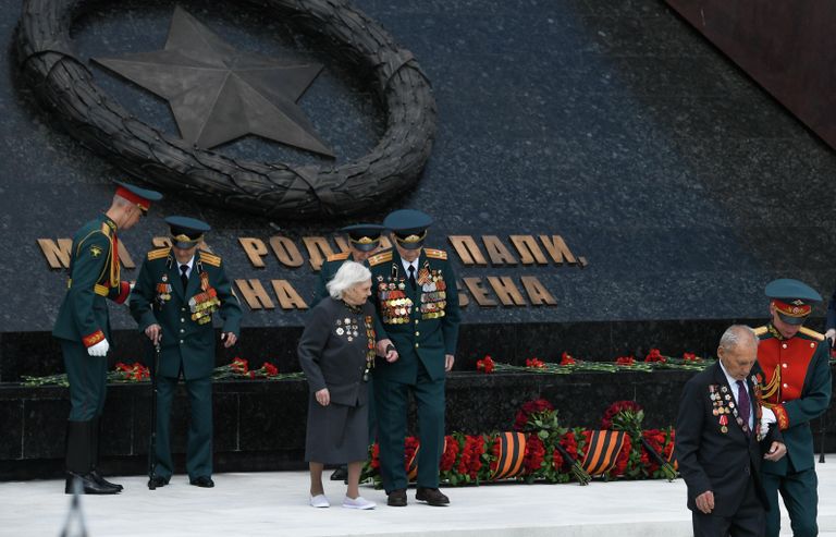 Ветераны Великой отечественной войны (ВОВ) во время церемонии возложения венка к Ржевскому мемориалу Советскому солдату Ветераны Великой отечественной войны (ВОВ) во время церемонии возложения венка к Ржевскому мемориалу Советскому солдату