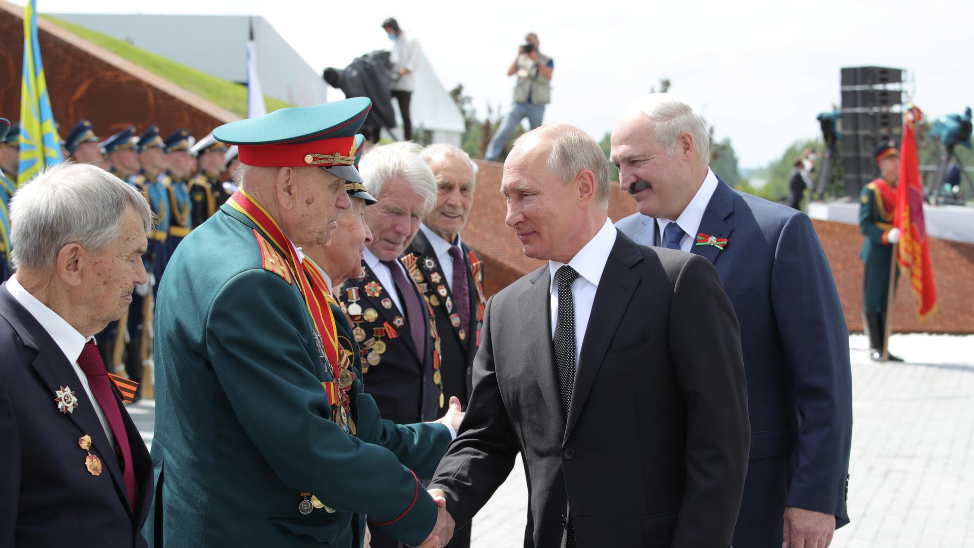 Президент РФ Владимир Путин приветствует ветеранов Великой Отечественной войны на церемонии открытия Ржевского мемориала Президент РФ Владимир Путин приветствует ветеранов Великой Отечественной войны на церемонии открытия Ржевского мемориала - РИА Новости, 1920, 30.06.2020