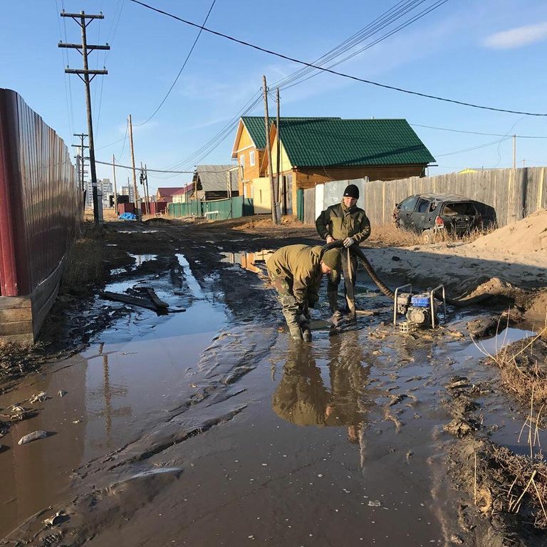 Добровольцы Спецназа добра откачивают талую воду