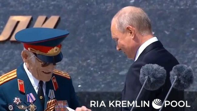 Путин передал записку ветерану на открытии памятника под Ржевом Путин передал записку ветерану на открытии памятника под Ржевом