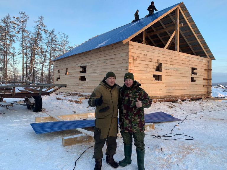 Руслан Платонов вместе с главой поселка Болугур рядом с домом для многодетного отца