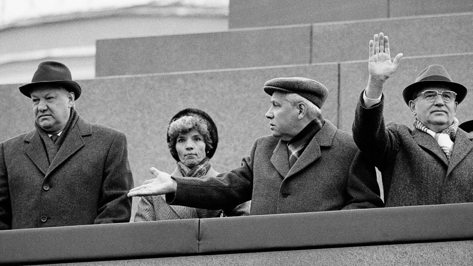 Кандидат в члены Политбюро ЦК КПСС Борис Николаевич Ельцин, секретарь ЦК КПСС Александра Бирюкова, член ЦК КПСС Анатолий Лукьянов и генеральный секретарь ЦК КПСС Михаил Сергеевич Горбачев на трибуне Мавзолея 7 ноября 1987 Кандидат в члены Политбюро ЦК КПСС Борис Николаевич Ельцин, секретарь ЦК КПСС Александра Бирюкова, член ЦК КПСС Анатолий Лукьянов и генеральный секретарь ЦК КПСС Михаил Сергеевич Горбачев на трибуне Мавзолея 7 ноября 1987 - РИА Новости, 1920, 02.12.2021