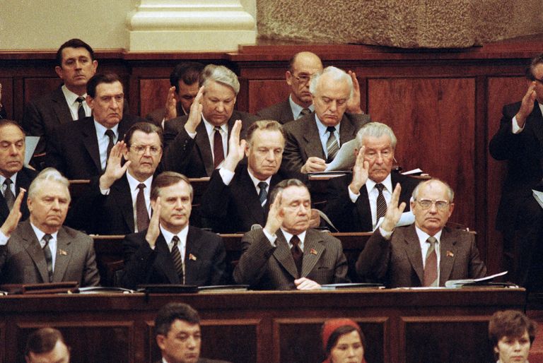 Владимир Долгих, Борис Ельцин, Эдуард Шеварднадзе, Валерий Воротников, Михаил Соломенцев, Егор Лигачев, Николай Рыжков, Андрей Громыко, Михаил Горбачев в президиуме шестой сессии Верховного Совета СССР одиннадцатого созыва