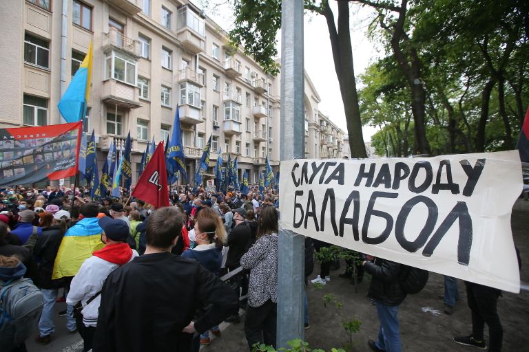 Участники акции против президента Украины Владимира Зеленского у дома В. Зеленского в Киеве Участники акции против президента Украины Владимира Зеленского у дома В. Зеленского в Киеве