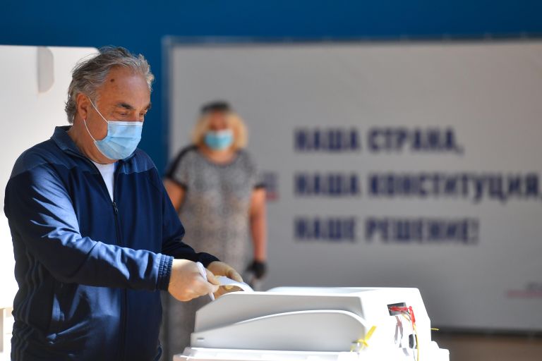 Мужчина голосует по вопросу одобрения изменений в Конституцию России на избирательном участке в Москве Мужчина голосует по вопросу одобрения изменений в Конституцию России на избирательном участке в Москве