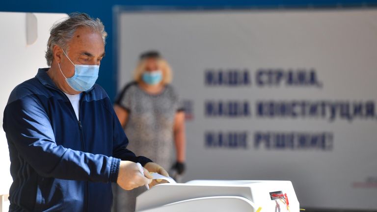 Мужчина голосует по вопросу одобрения изменений в Конституцию России на избирательном участке в Москве Мужчина голосует по вопросу одобрения изменений в Конституцию России на избирательном участке в Москве